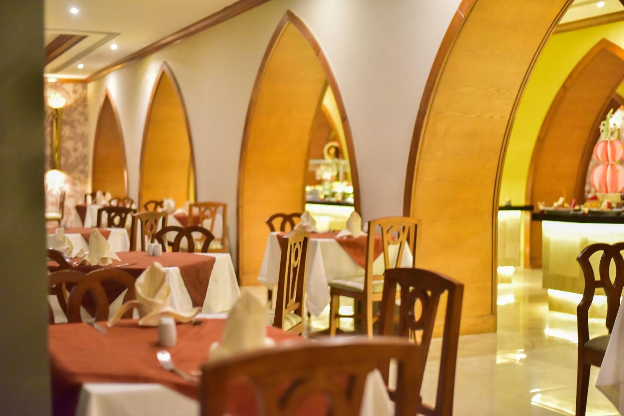 The Grand Hotel Sharm El Sheikh Exteriér fotografie The interior of the restaurant