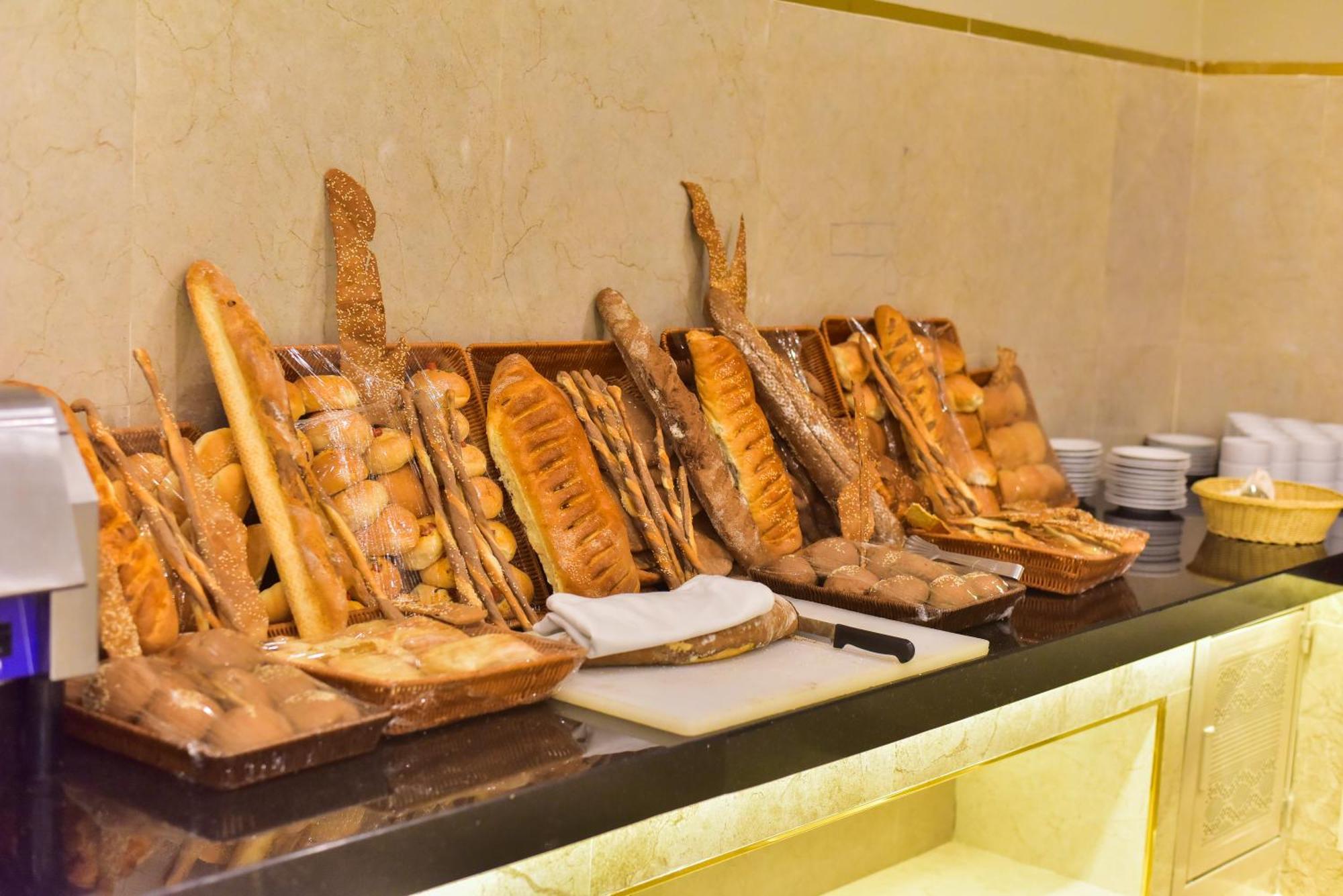 The Grand Hotel Sharm El Sheikh Exteriér fotografie Bread at a buffet