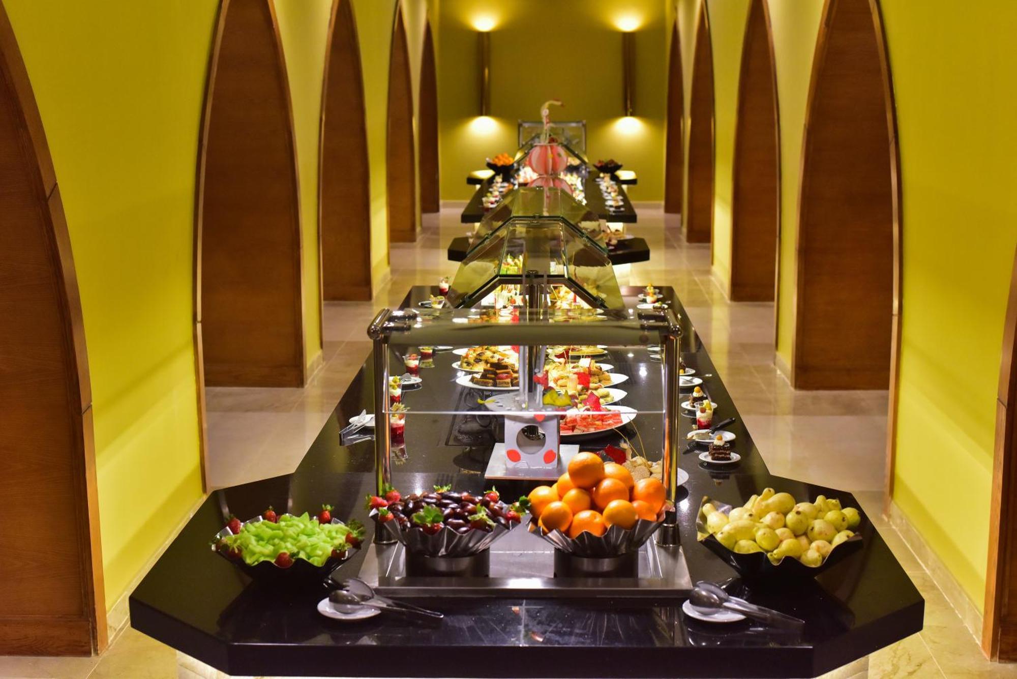 The Grand Hotel Sharm El Sheikh Exteriér fotografie A buffet at a hotel