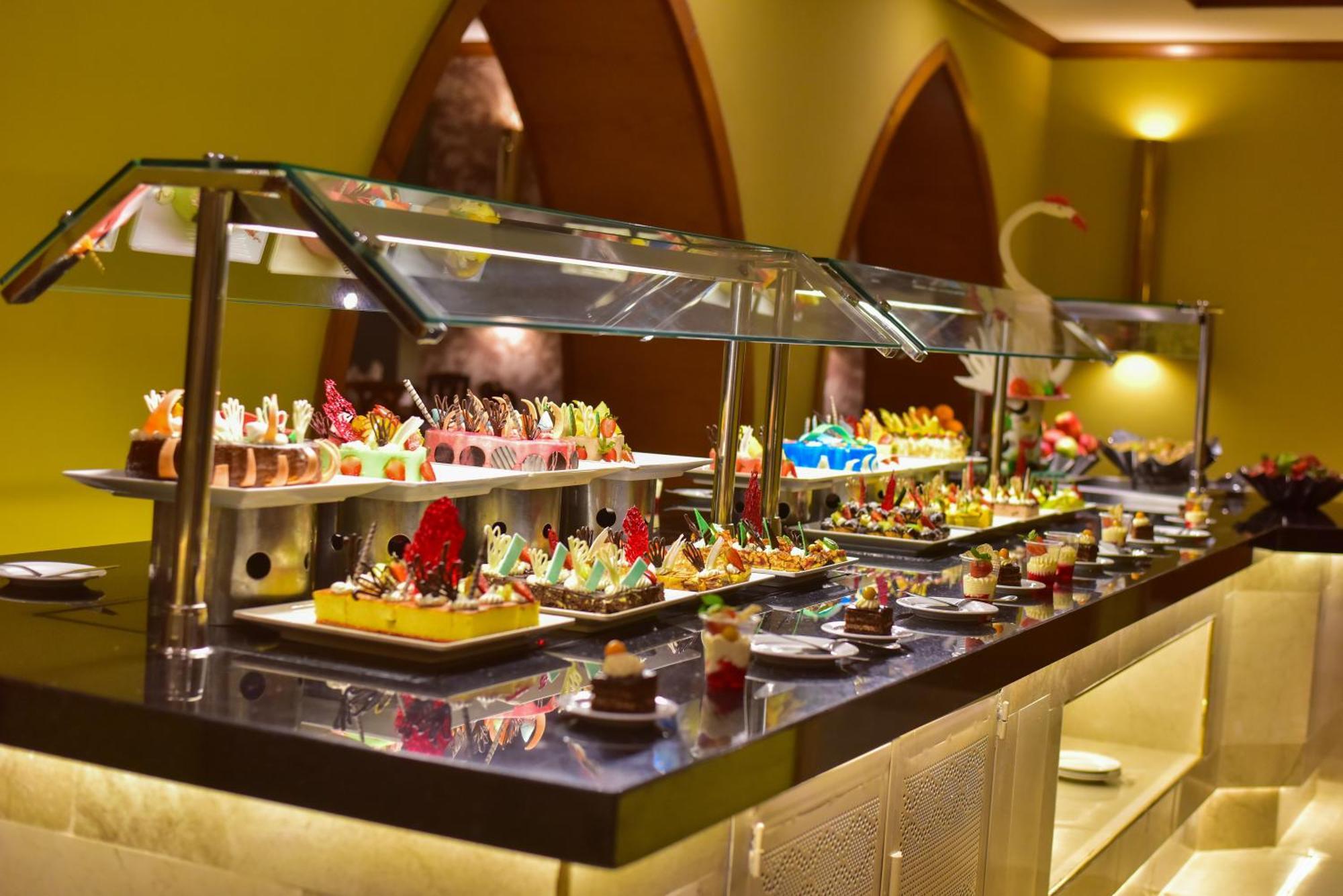 The Grand Hotel Sharm El Sheikh Exteriér fotografie A dessert buffet